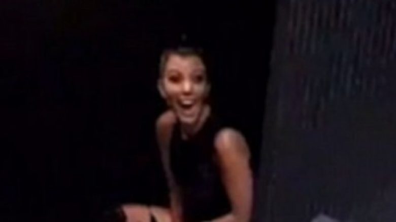 Moment i çmendur nga Kardashianët! Khloe xhiron Kortney në moment intim në banjë (Video)