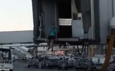 E pabesueshme: Pasagjeri futet në pistë dhe përpiqet për të kapur aeroplanin e tij (Video)