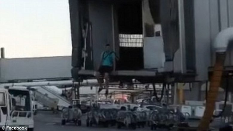 E pabesueshme: Pasagjeri futet në pistë dhe përpiqet për të kapur aeroplanin e tij (Video)