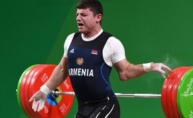 E dhimbshme: Peshëngritësi armen thyen krahun në Lojërat Olimpike (Video,+16)