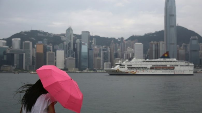 Tajfuni paralizon Hong Kongun, do të godasë edhe Kinën (Video)