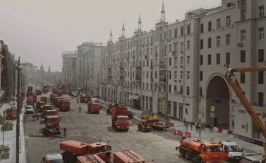 Rusia zbarkon “flotën”, 300 makineri asfaltojnë rrugën brenda ditës (Video)