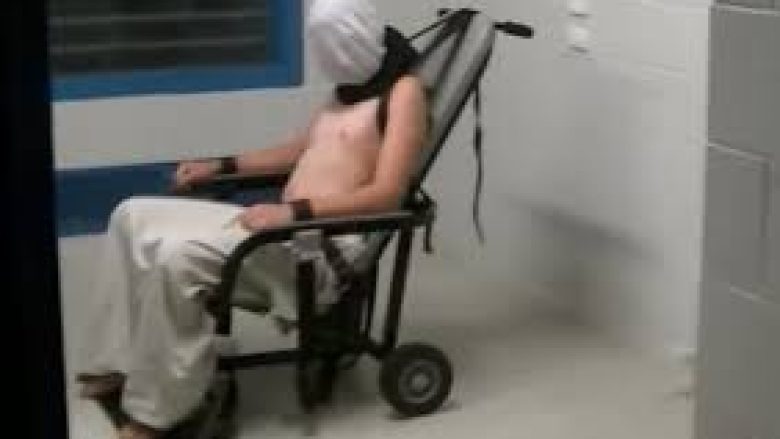 Të burgosurin adoleshent policia e lidh në karrige dhe keqtrajton për dy orë (Video)