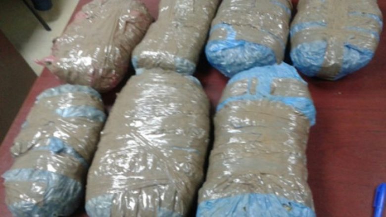 Operacioni ‘Lumëbardhi’ vë në pranga tre persona të dyshuar për ‘trafikim me narkotikë’