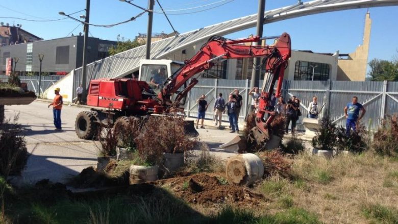 Hiqet barrikada vetëm në jug të urës së Ibrit, jo edhe në veri