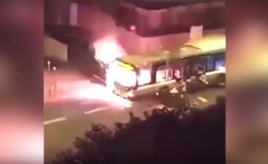 Myslimanët i vënë zjarrin autobusit në Paris! (Video)