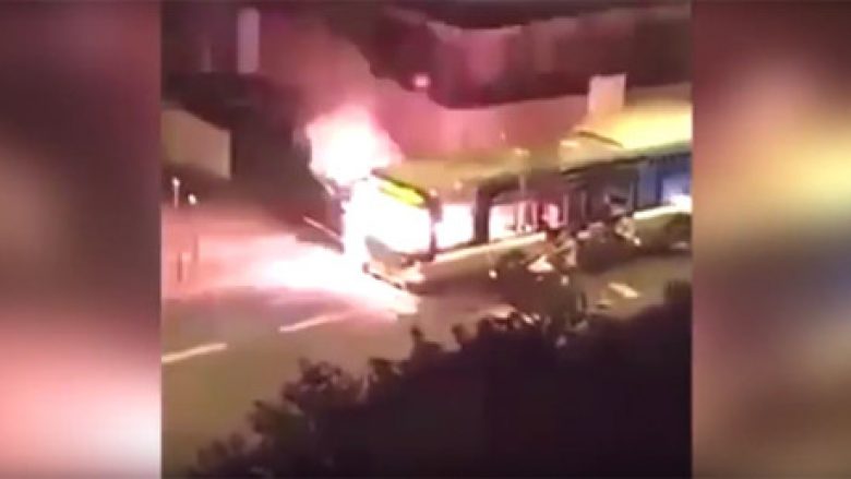 Myslimanët i vënë zjarrin autobusit në Paris! (Video)