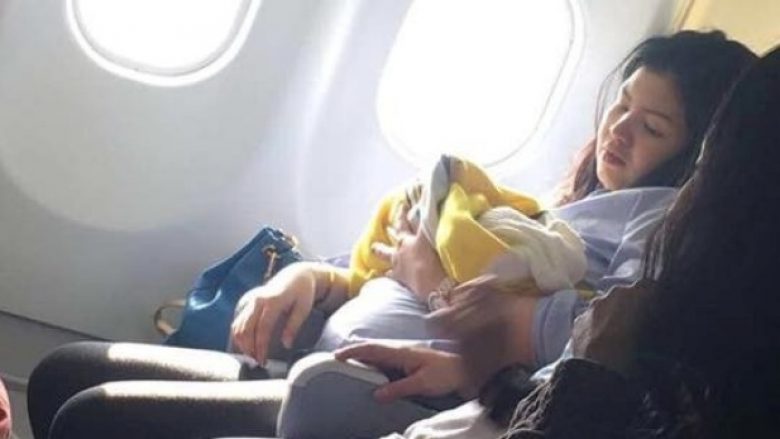 U lind në aeroplan, kjo është dhurata që i bën bebes kompania (Video)