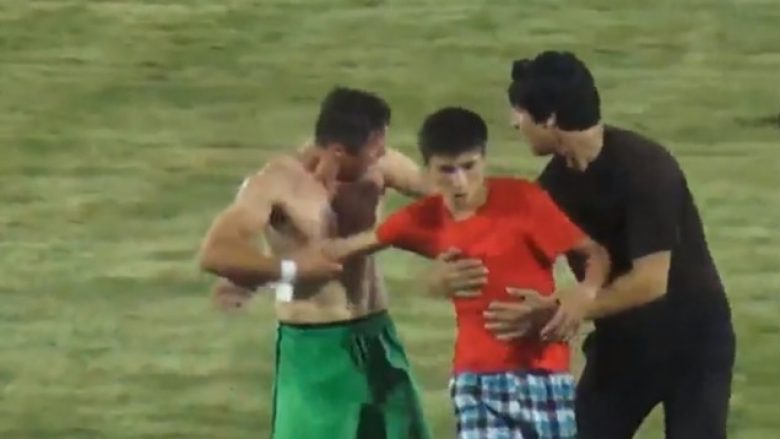 Berisha si Ronaldo, shpëton tifozin prej sigurimit të fushës (Video)