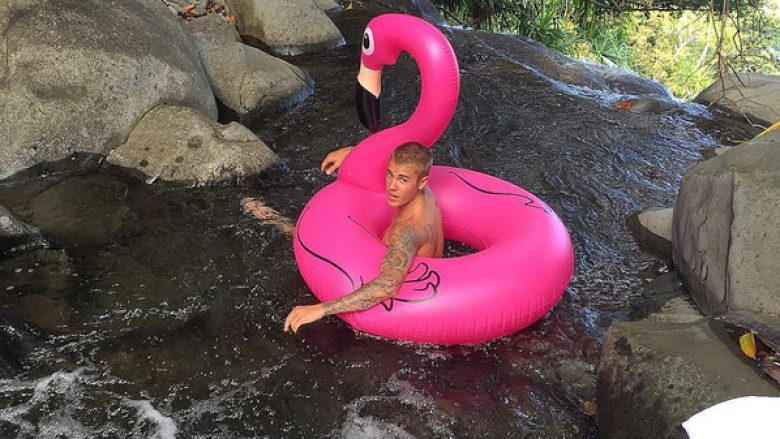 Habit Bieber, nudo në plazh me të dashurën (Foto, +18)