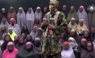 Shfaqen nxënëset e rrëmbyera nga Boko Haram në Nigeri (Video)