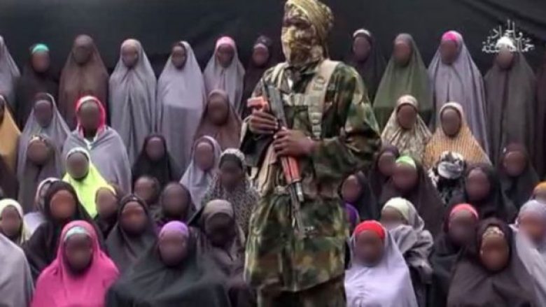 Shfaqen nxënëset e rrëmbyera nga Boko Haram në Nigeri (Video)