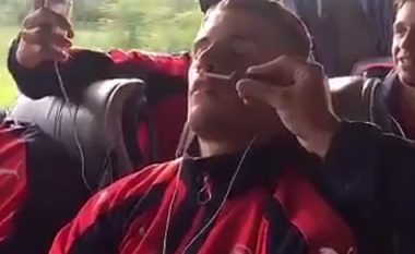 Lojtarët e Arsenalit tallen me Xhakën teksa ai ishte në gjumë (Video)