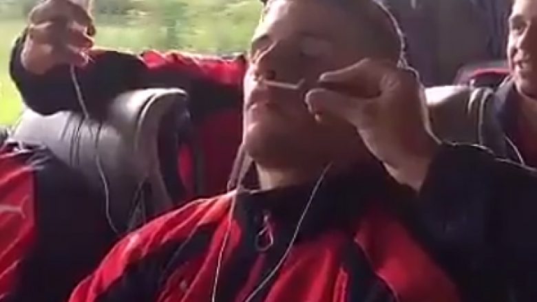 Lojtarët e Arsenalit tallen me Xhakën teksa ai ishte në gjumë (Video)