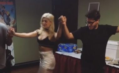 Bebe Rexha vallëzon me ‘Vallen e Rugovës’, mëson edhe pjesëtarët e ekipit të saj (Video)