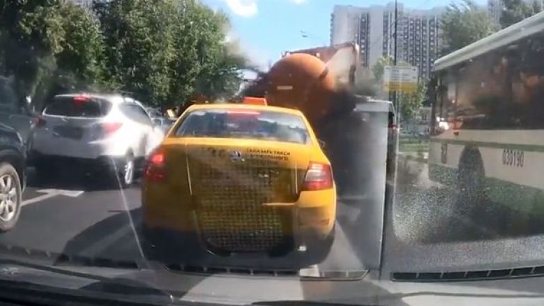 Cisterna me ujëra të zeza shpërthen midis rruge, shikoni reagimin e shoferëve tjerë (Foto/Video)