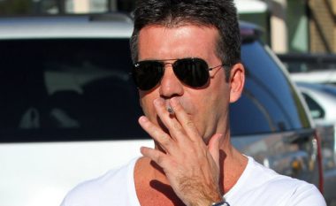 Simon Cowell me cigare elektrike, në përpjekje për të lënë duhanin (Foto)