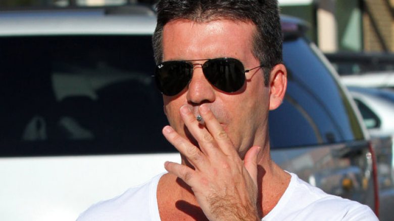 Simon Cowell me cigare elektrike, në përpjekje për të lënë duhanin (Foto)