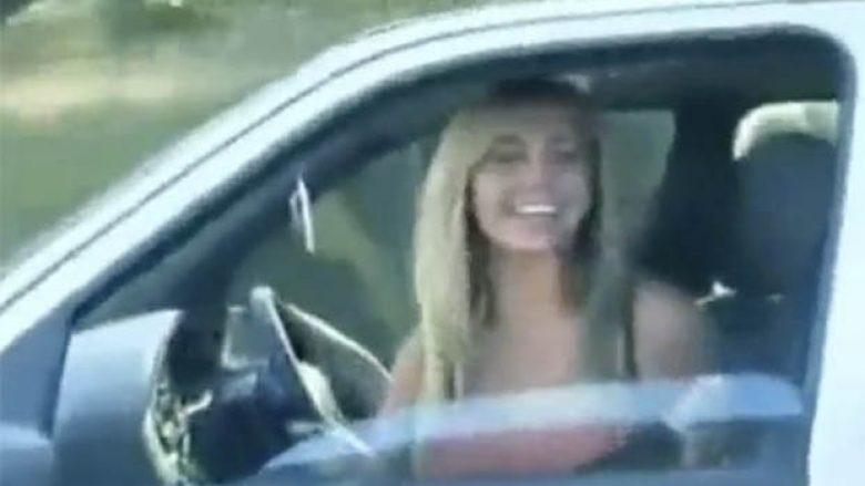 Vajza provokon djemtë, shkakton aksident në autostradë (Video)
