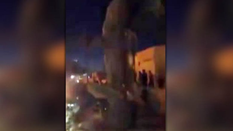 Përbindëshi gjigant shfaqet në një plazh, askush nuk e di se çfarë mund të jetë! (Video)