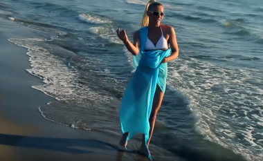 Dafina Dauti shfaqet joshëse me bikini nga pushimet në Itali (Foto)