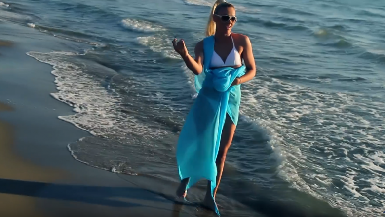 Dafina Dauti shfaqet joshëse me bikini nga pushimet në Itali (Foto)