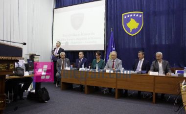 Delawie, fjalë të ashpra: Po kundërshtoni në mënyrë cinike marrëveshjen, po rrezikoni të ardhmen e Kosovës (Live/Video)