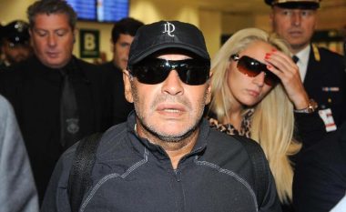 Maradona ndalet në aeroport me pasaportë të falsifikuar
