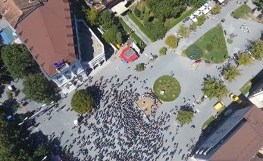 Për këto pamje interesante nga protesta në Pejë, Policia “arreston” dronin! (Video)