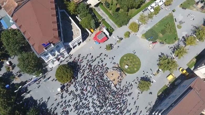Për këto pamje interesante nga protesta në Pejë, Policia “arreston” dronin! (Video)