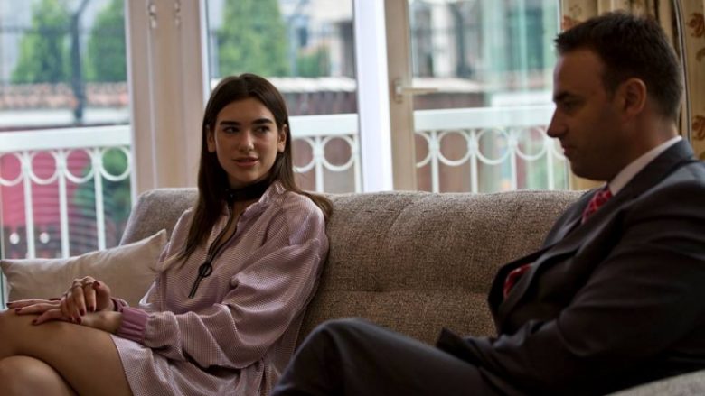 Ambasadori britanik në Kosovë: Dua Lipa këngëtare inspiruese