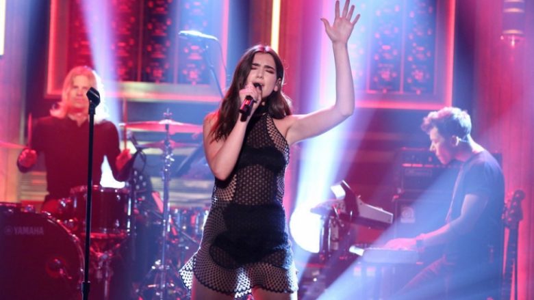 Dua Lipa kishte dukje provokuese në Shqipëri? (Foto)