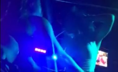 Eliza Dushku, skena të nxehta me një femër në një klub nate (Video)