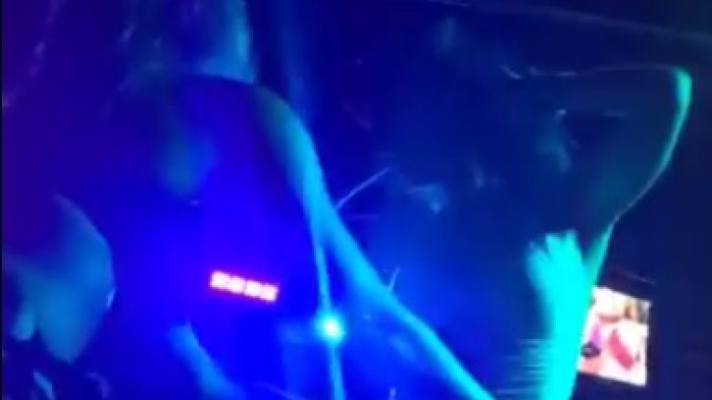 Eliza Dushku, skena të nxehta me një femër në një klub nate (Video)