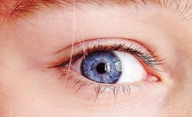 Lajm befasues: Të gjithë personat me sy të kaltër e kanë këtë gjë të përbashkët