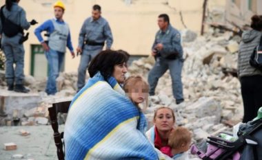 Familja shqiptare tek rrënojat e tërmetit në Itali (Foto)