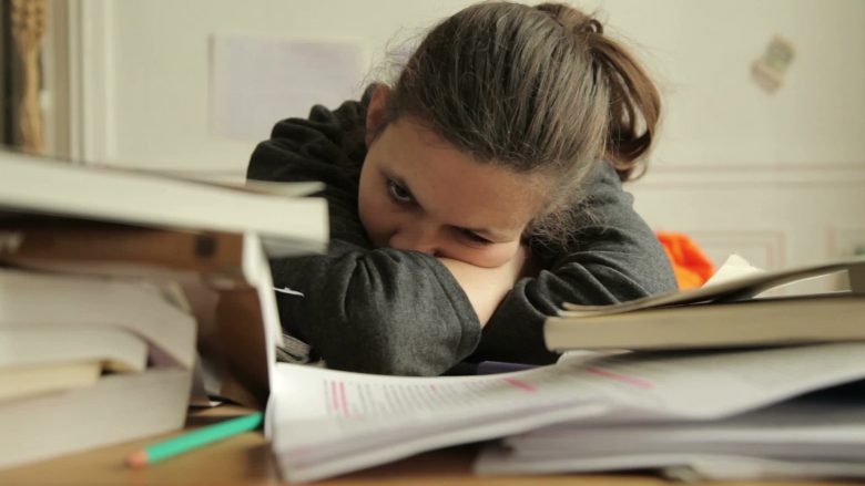 Si të mos flini gjatë kohës kur jeni duke mësuar apo lexuar?