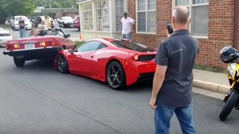 Kur femra parkon Ferrarin e 270 mijë eurove (Video)