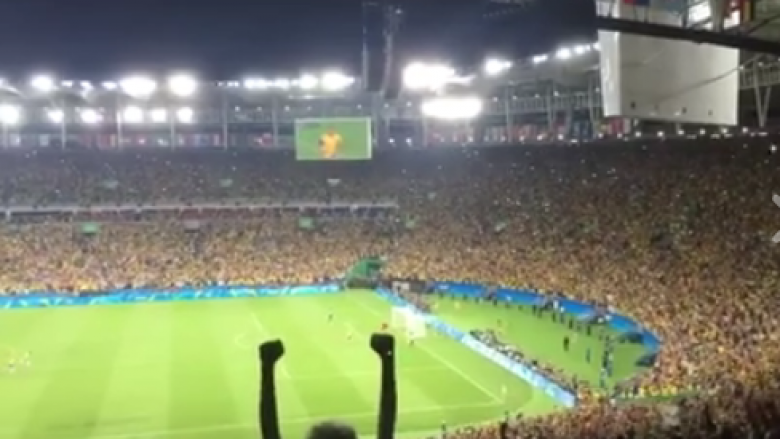 Festa e çmendur e brazilianëve në stadium pas penaltisë së Neymar (Video)