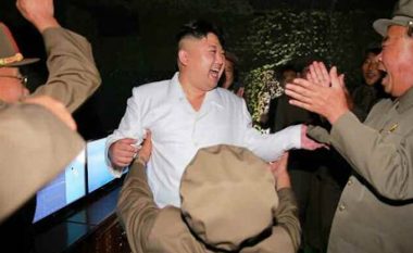 Koreja e Veriut vijon të mos ndalet – lideri duket qartazi i kënaqur për provën e kaluar me sukses (Foto)