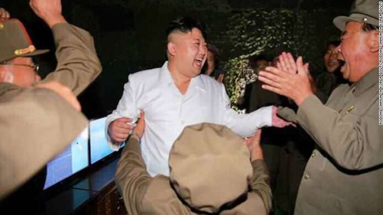 Koreja e Veriut vijon të mos ndalet – lideri duket qartazi i kënaqur për provën e kaluar me sukses (Foto)