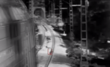 Drithëruese: Fëmija shpëton mrekullisht nga treni që po vinte në drejtim të tij (Video)