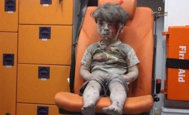 Njeriu që fotografoi pesëvjeçarin sirian: Atë natë të gjithë qanin, ai nuk qante, ai nuk e tha asnjë fjalë! (Foto/Video)