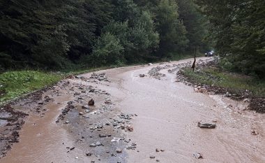 Nga rreshjet e shiut bllokohen disa fshatra të malësisë së Tetovës (Foto/Video)