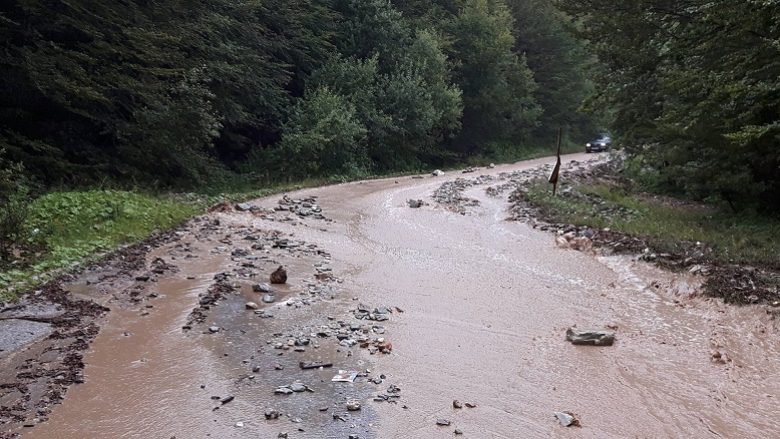 Mbi 100 shtëpi të vërshuara në Kërçovë pas reshjeve intensive të shiut (Foto)