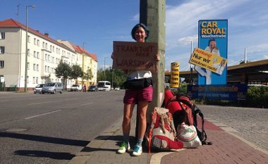 Udhëtoi në 22 shtete me vetëm 200 dollarë në xhep: Rrëfimi i gruas që vizitoi edhe Kosovën (Foto)