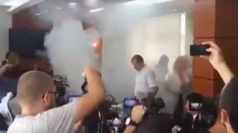 Momenti i hedhjes së gazit lotsjellës nga Vetëvendosje (Video)