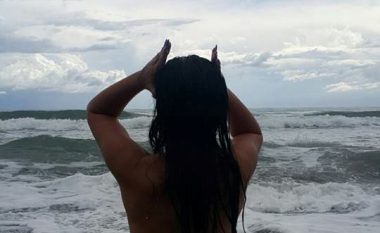 Gazetarja e RTK-së, publikon foto “Hot” nga plazhi për Shefqet Krasniqin (Foto)