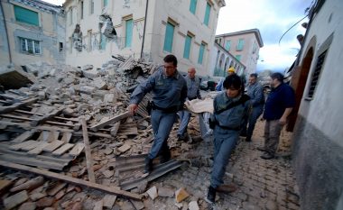 “Si shpëtova falë një jastëku”, rrëfehet e mbijetuara e tërmetit në Itali