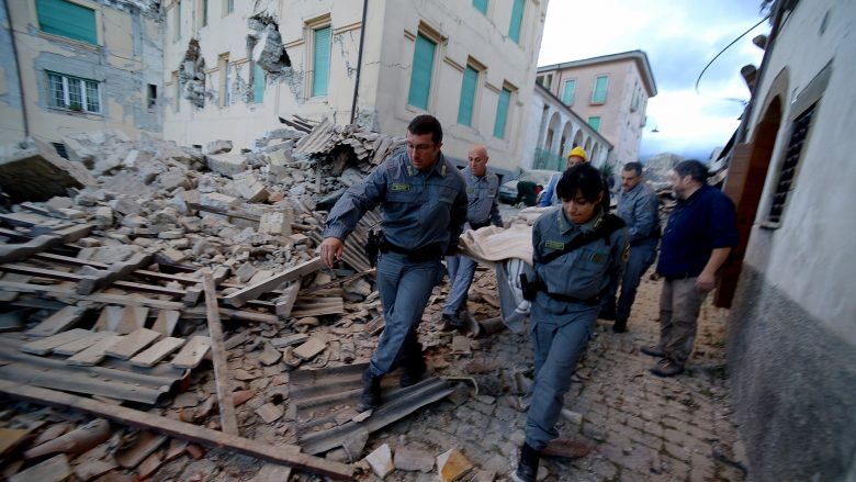 “Si shpëtova falë një jastëku”, rrëfehet e mbijetuara e tërmetit në Itali